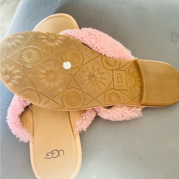 UGG Women’s Blush Pink Shearling Thong Sandals - Picture 2 of 3